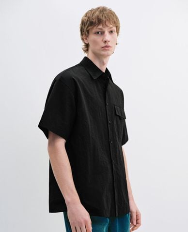  URBAN REVIVO - Áo sơ mi nam cổ bẻ tay ngắn 