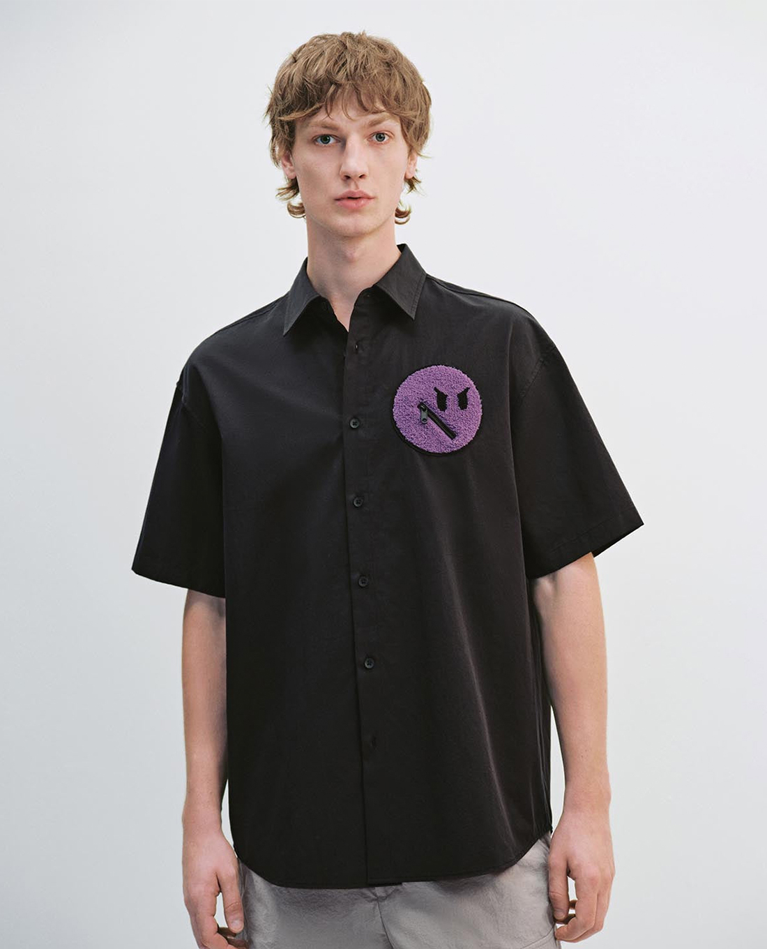 URBAN REVIVO - Áo sơ mi nam cổ bẻ tay ngắn năng động