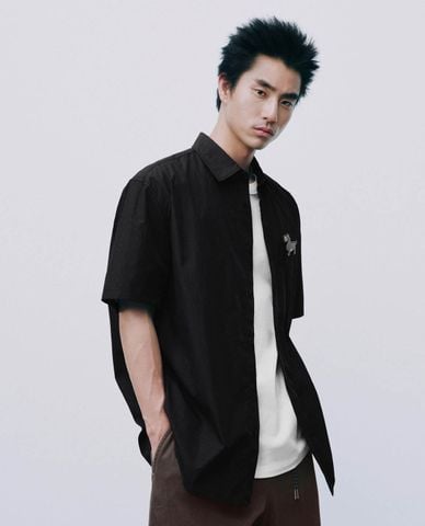  URBAN REVIVO - Áo sơ mi nam cổ bẻ tay ngắn thêu patch 