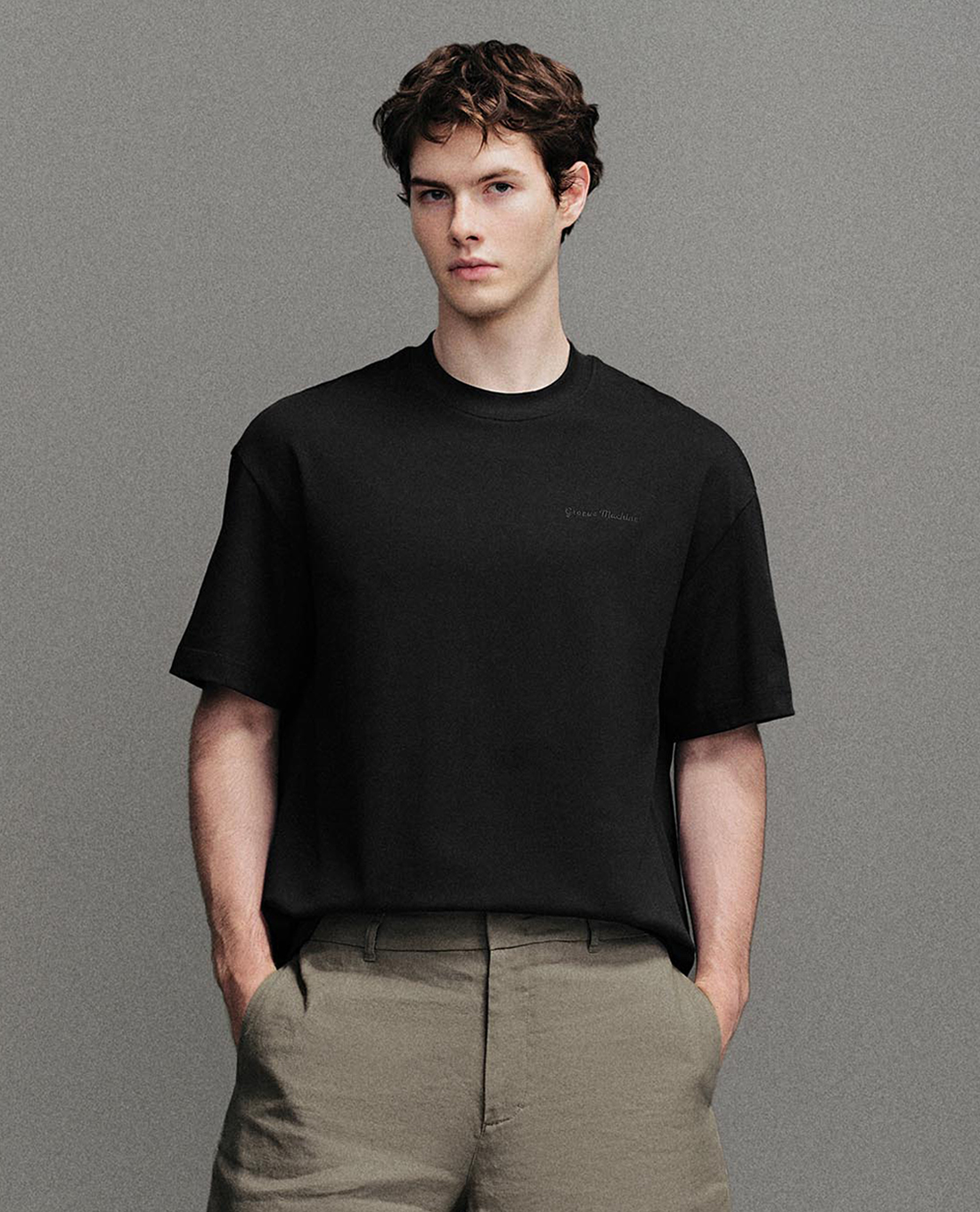 URBAN REVIVO - Áo thun nam cổ tròn tay ngắn in chữ