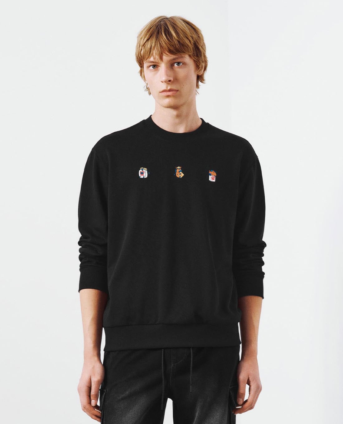 URBAN REVIVO - Áo sweatshirt nam cổ tròn tay dài phối họa tiết