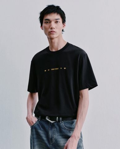  URBAN REVIVO - Áo thun nam cổ tròn tay ngắn in chữ 