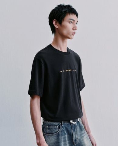  URBAN REVIVO - Áo thun nam cổ tròn tay ngắn in chữ 