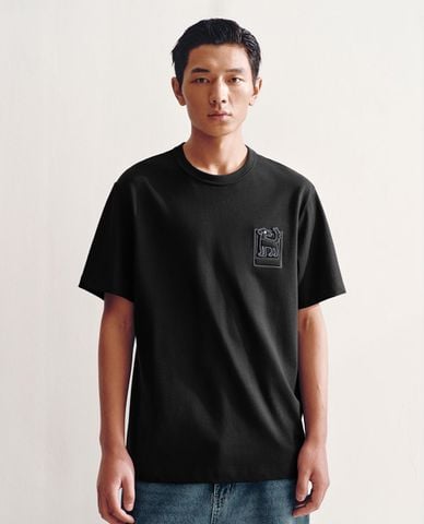  URBAN REVIVO - Áo thun nam cổ tròn tay ngắn thêu hình 