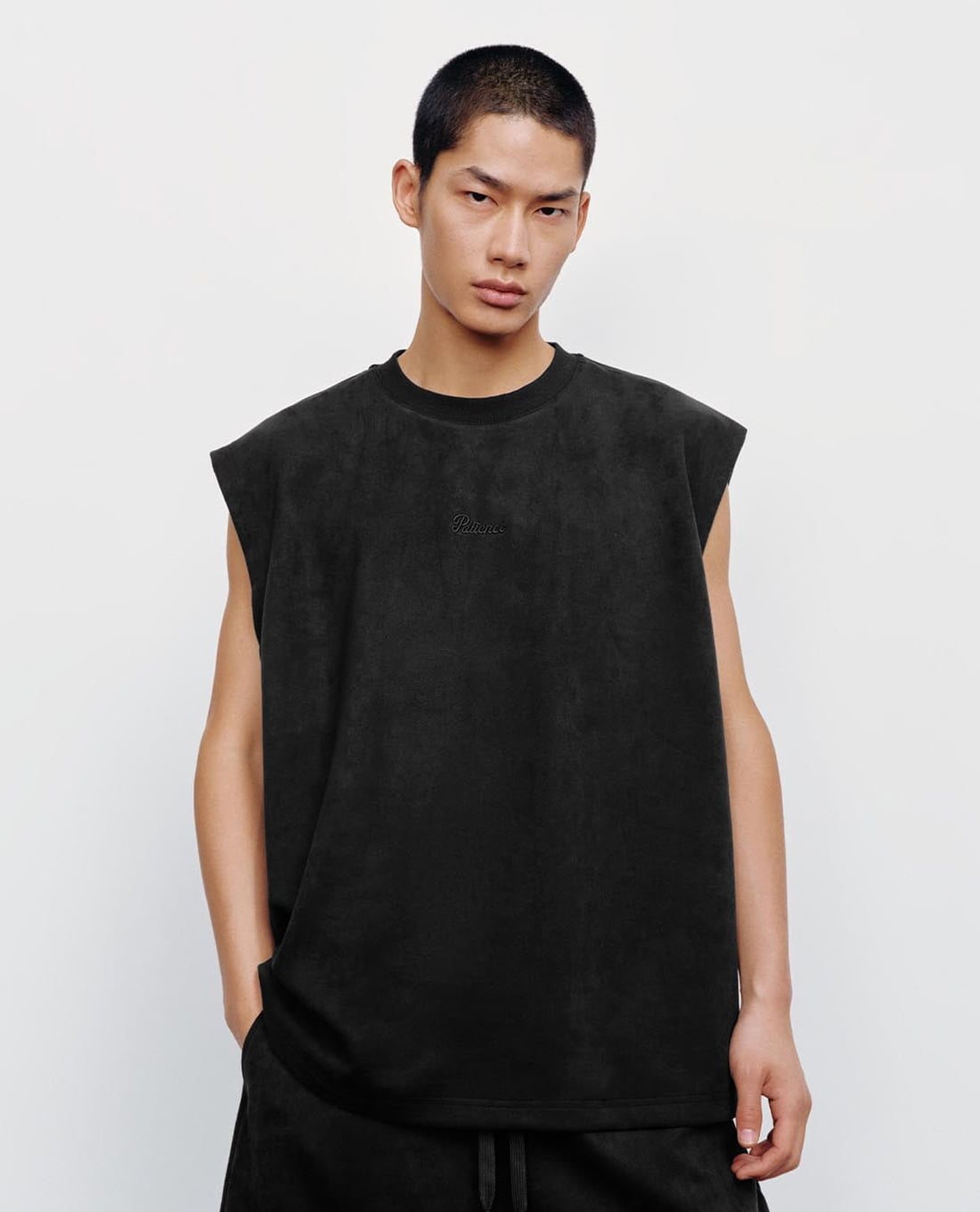 URBAN REVIVO - Áo ba lỗ nam cổ tròn thêu chữ tối giản
