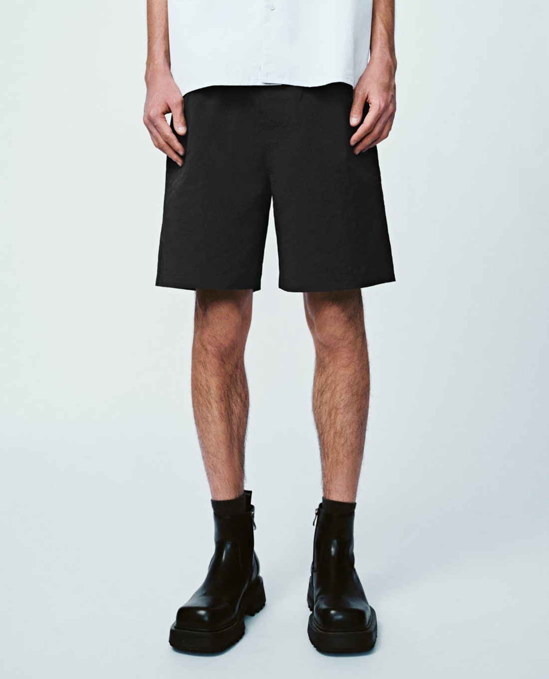 URBAN REVIVO - Quần short nam ống rộng phối dây đai