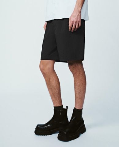  URBAN REVIVO - Quần short nam ống rộng phối dây đai 