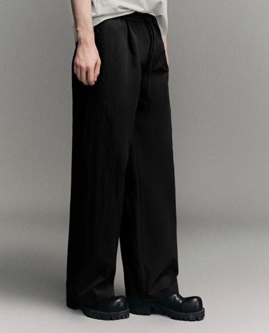  URBAN REVIVO - Quần nam ống rộng lưng thun 