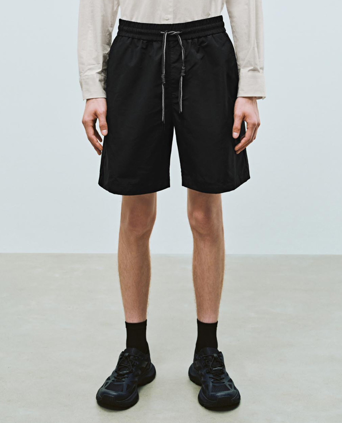 URBAN REVIVO - Quần short nam ống rộng phối dây rút