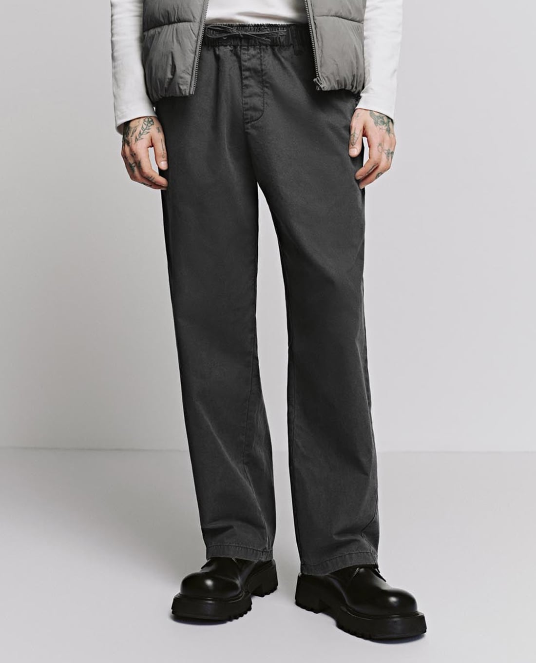 URBAN REVIVO - Quần nam ống đứng lưng thun