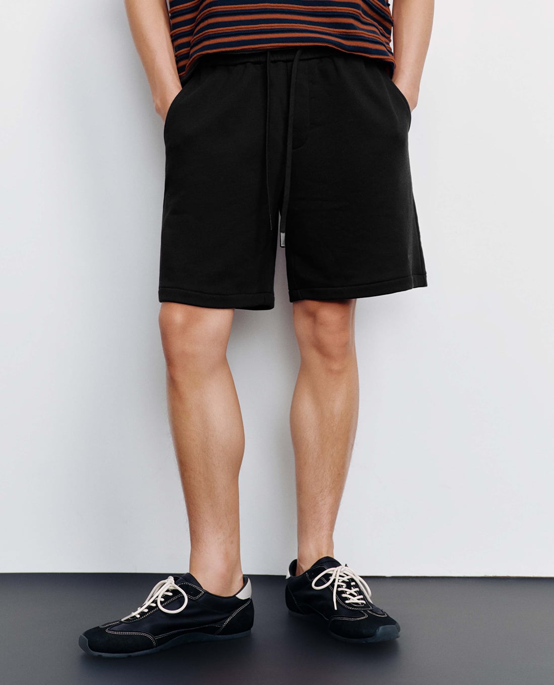 URBAN REVIVO - Quần short nam ống rộng lưng thun dây rút