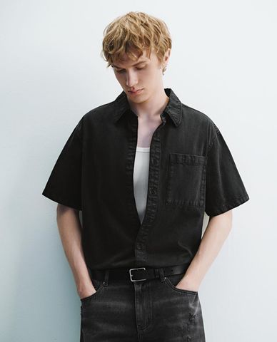  URBAN REVIVO - Áo sơ mi denim nam cổ bẻ tay ngắn 