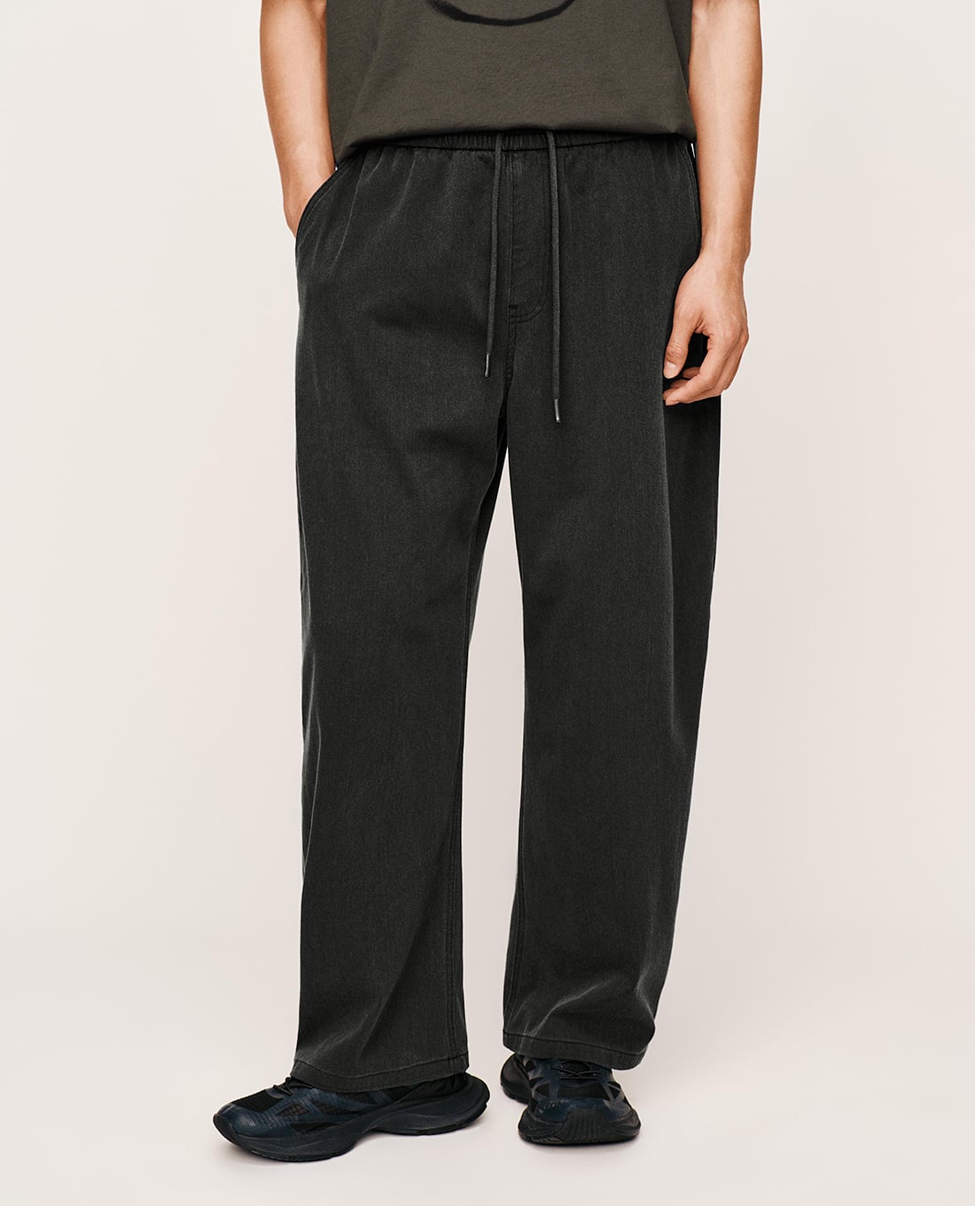 URBAN REVIVO - Quần jeans nam ống rộng lưng thun dây rút