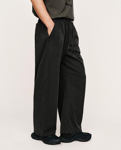  URBAN REVIVO - Quần jeans nam ống rộng lưng thun dây rút 