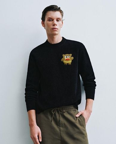  URBAN REVIVO - Áo dệt kim nam cổ tròn tay dài phối họa tiết 