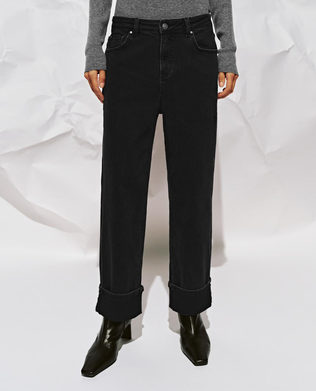 URBAN REVIVO - Quần jeans nữ ống đứng xắn gấu