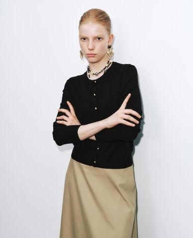  URBAN REVIVO - Áo khoác cardigan nữ tay loe phối nút 