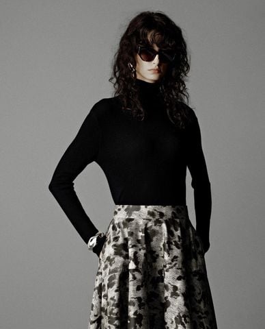  URBAN REVIVO - Áo dệt kim nữ cổ lọ tay dài 