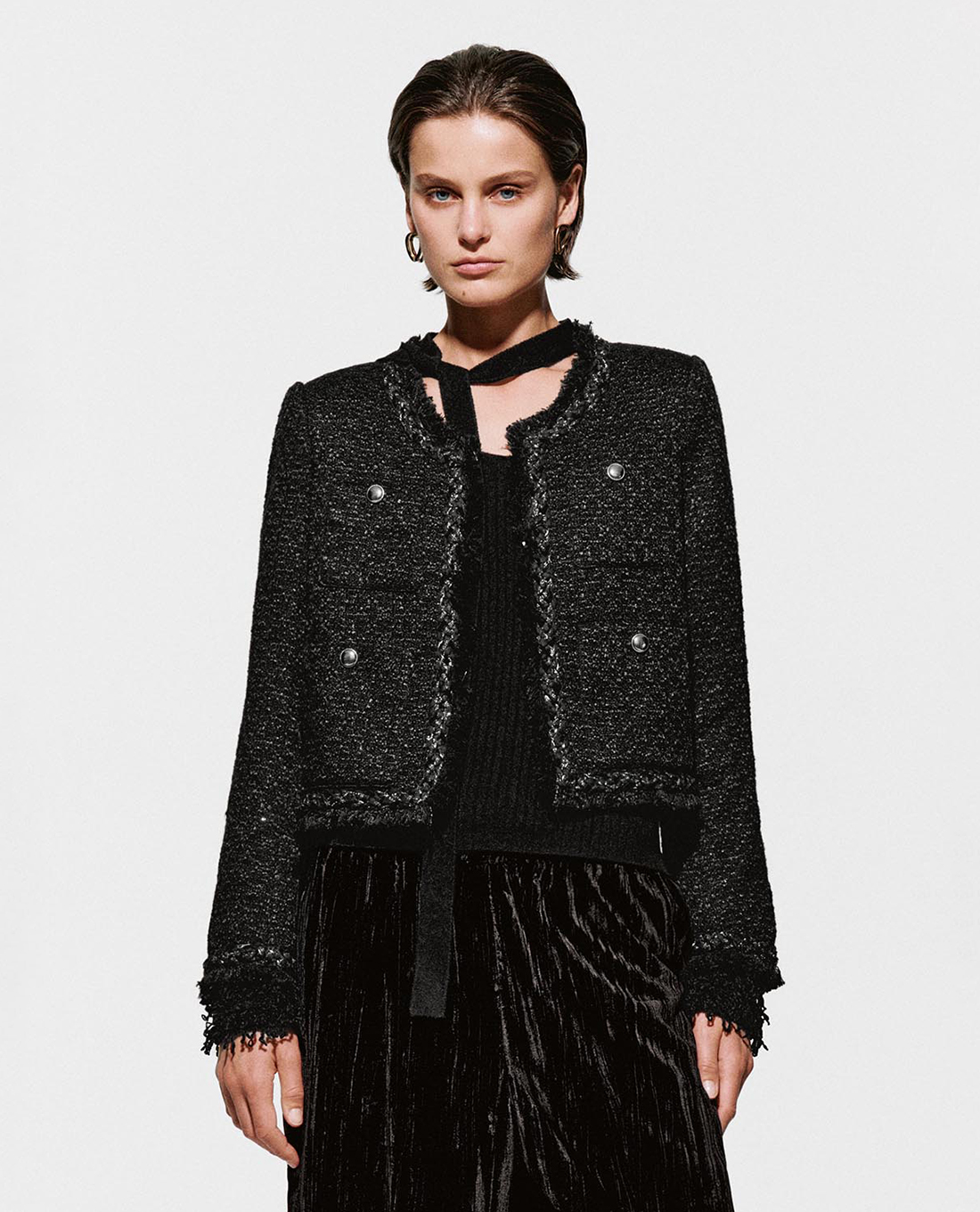 URBAN REVIVO - Áo khoác tweed nữ cổ tròn phối khuy bạc