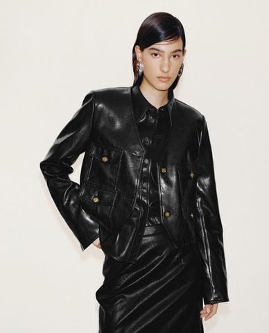  URBAN REVIVO - Áo khoác da nữ cổ V phối túi thanh lịch 