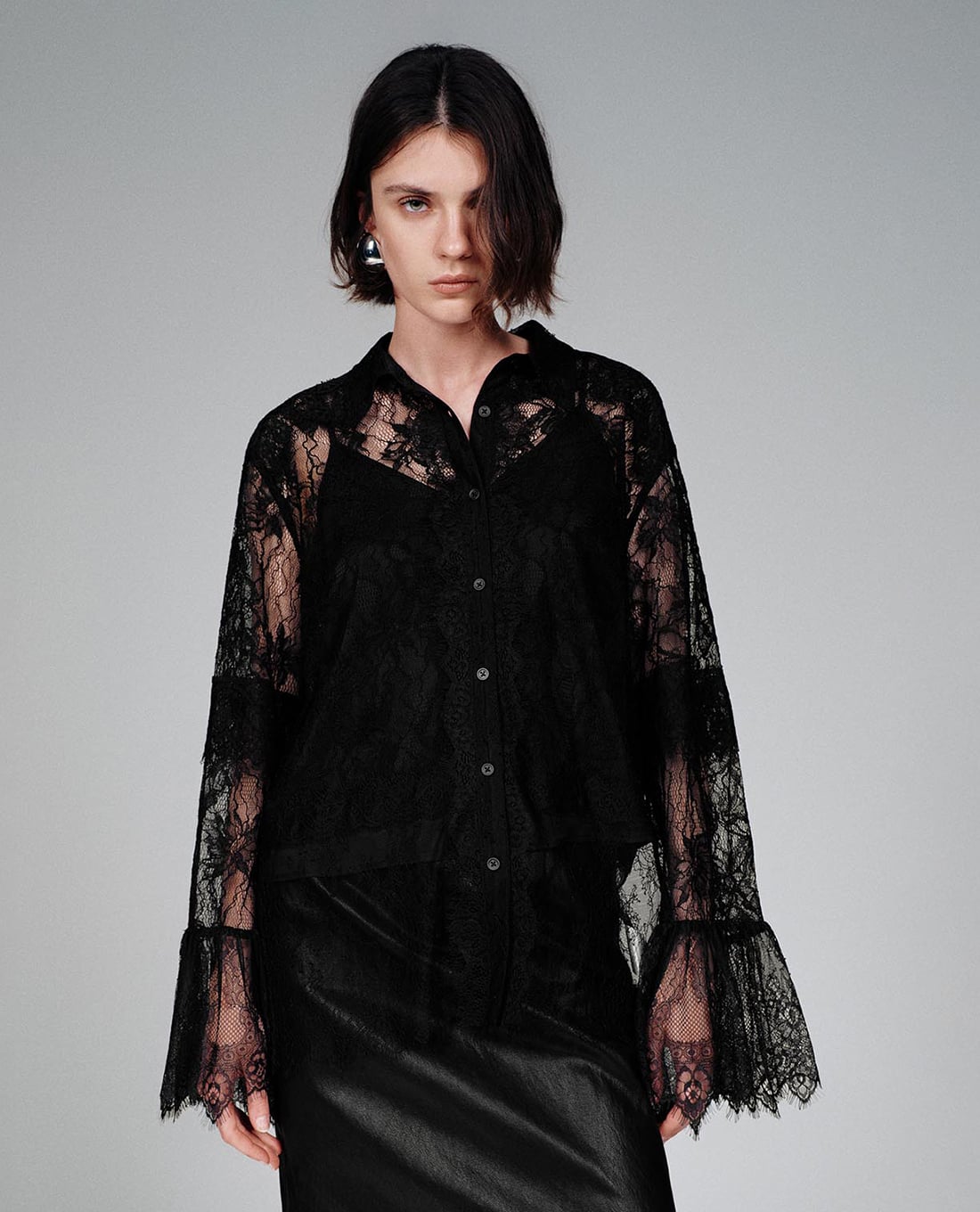 URBAN REVIVO - Áo kiểu nữ ren ống loe xuyên thấu 2 In 1