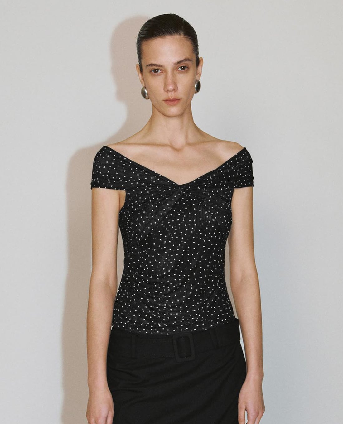 URBAN REVIVO - Áo trễ vai nữ phom ôm chấm bi