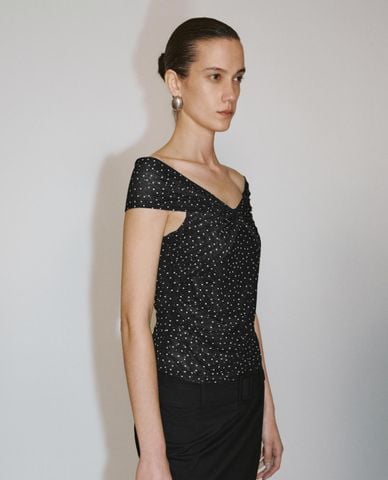  URBAN REVIVO - Áo trễ vai nữ phom ôm chấm bi 