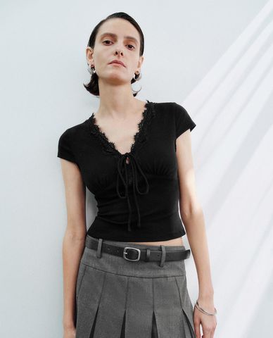  URBAN REVIVO - Áo kiểu nữ cổ V tay ngắn phối ren 