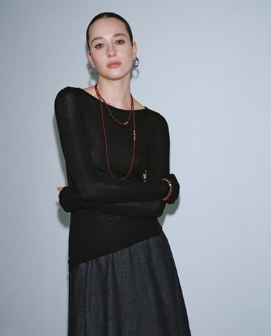  URBAN REVIVO - Áo kiểu nữ cổ thuyền tay dài xếp nếp 