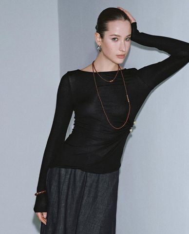  URBAN REVIVO - Áo kiểu nữ cổ thuyền tay dài xếp nếp 