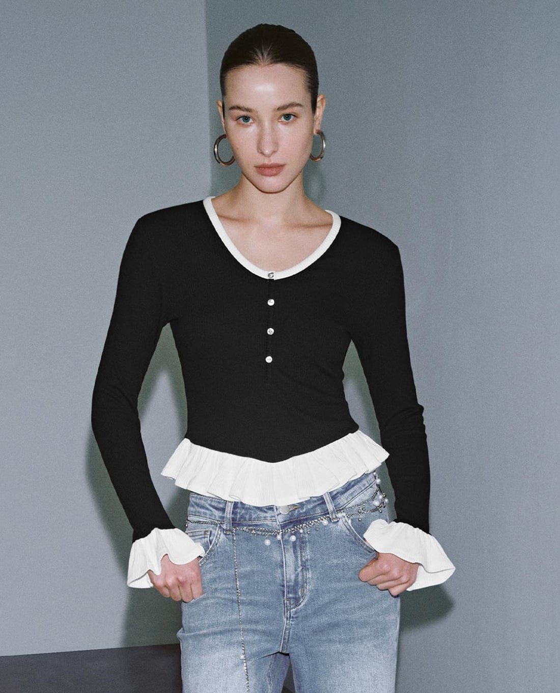 URBAN REVIVO - Áo kiểu nữ cổ V tay dài phối bèo