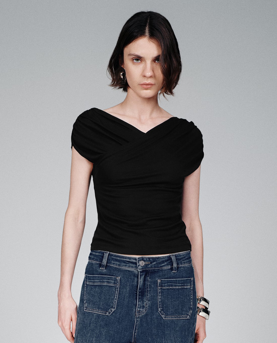 URBAN REVIVO - Áo kiểu nữ cổ V tay ngắn phom ôm