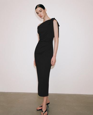  URBAN REVIVO - Đầm midi lệch vai xếp nếp phom ôm 