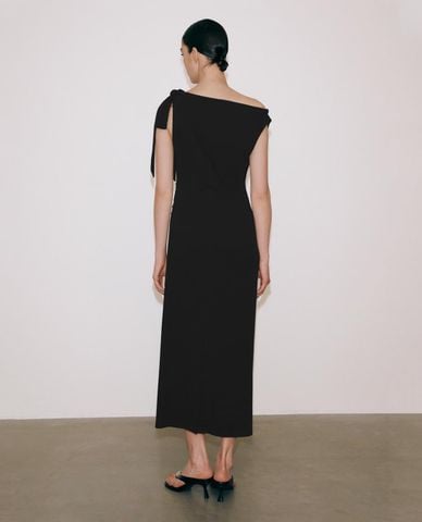  URBAN REVIVO - Đầm midi lệch vai xếp nếp phom ôm 