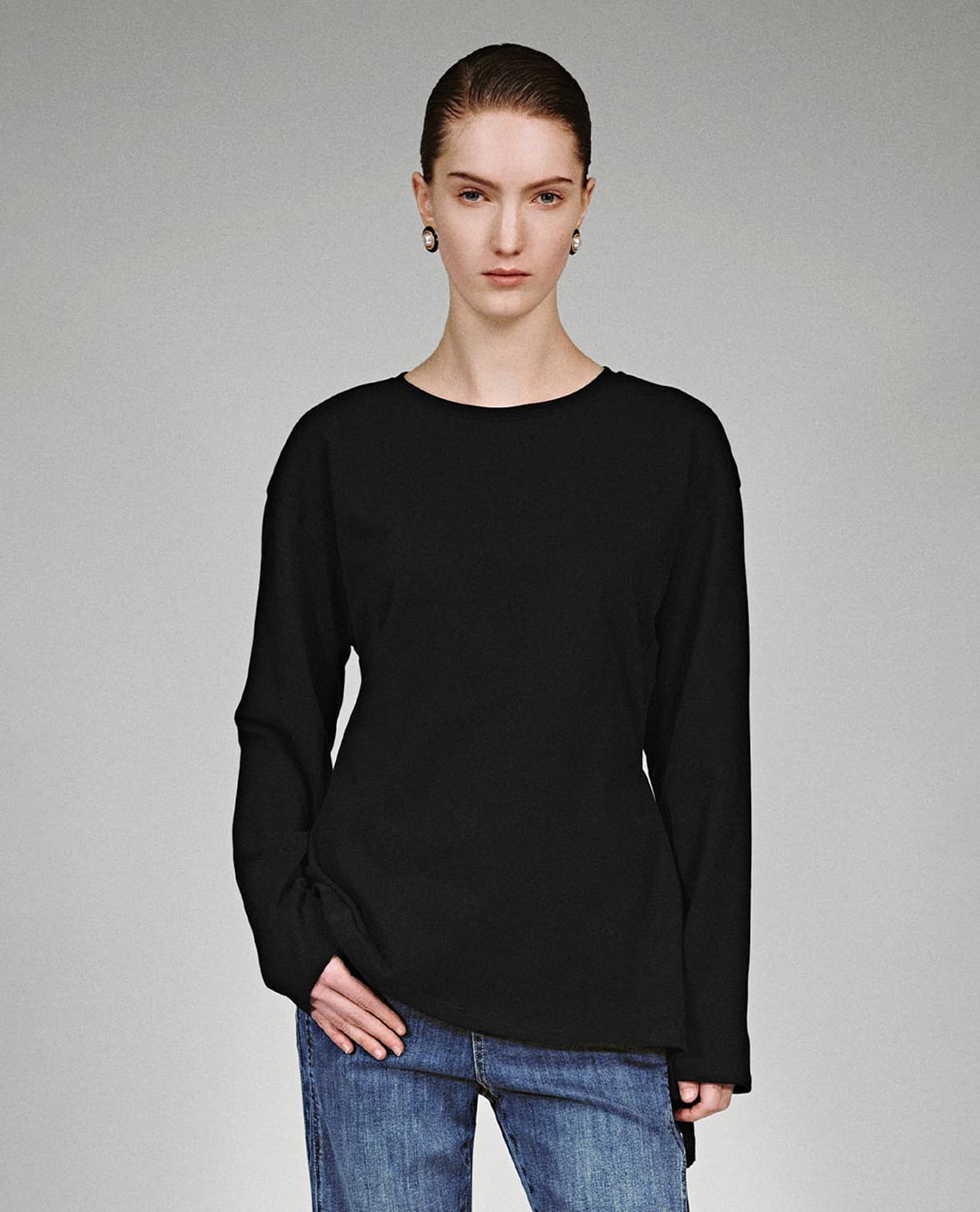 URBAN REVIVO - Áo kiểu nữ cổ tròn tay dài xoắn eo