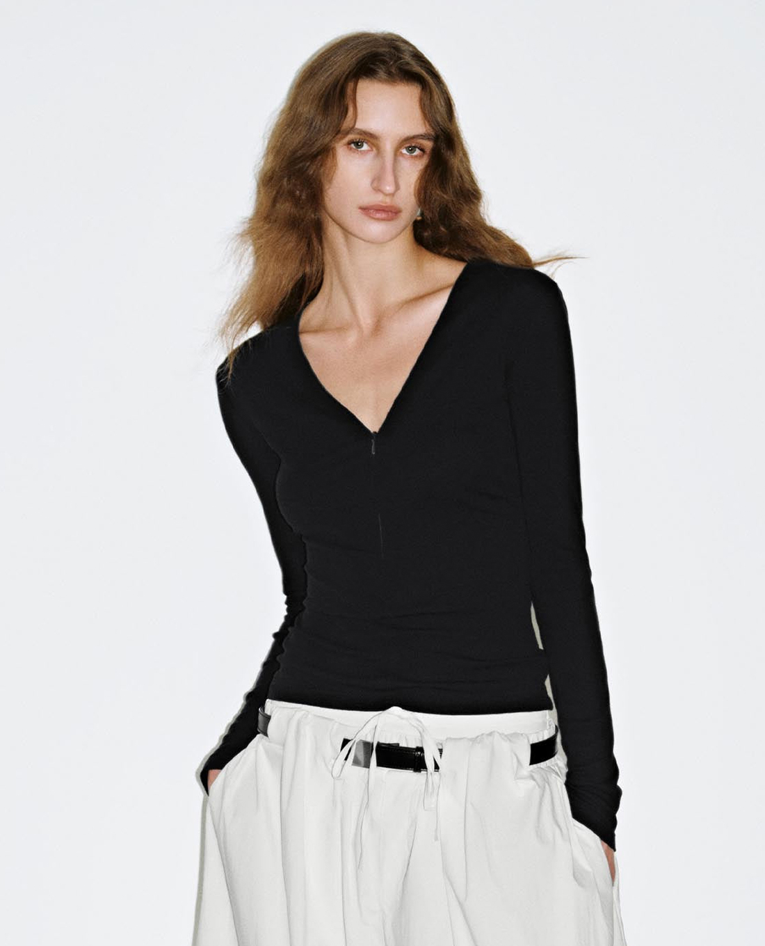 URBAN REVIVO - Áo thun nữ cổ V tay dài phom ôm