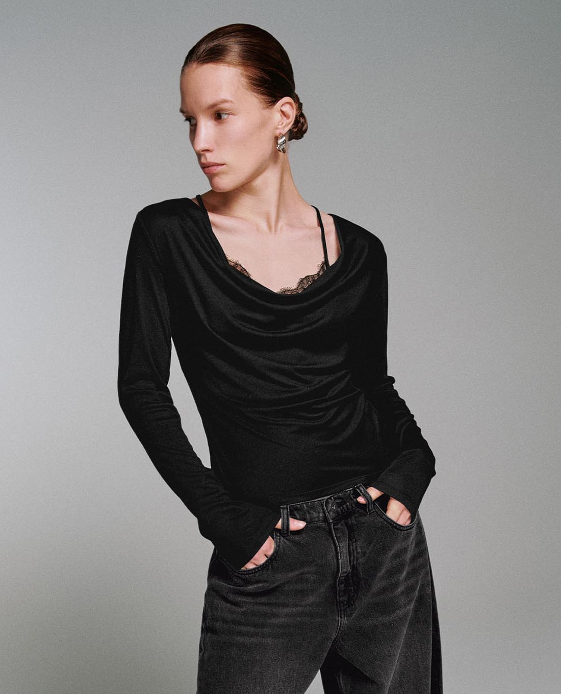 URBAN REVIVO - Áo kiểu nữ cổ đổ tay dài phối ren