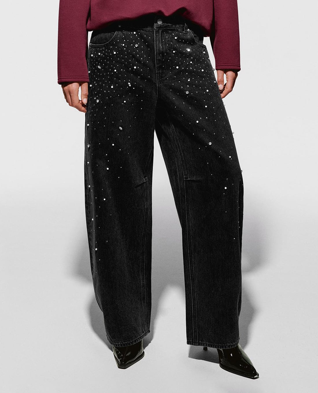 URBAN REVIVO - Quần jeans nữ ống rộng đính đá