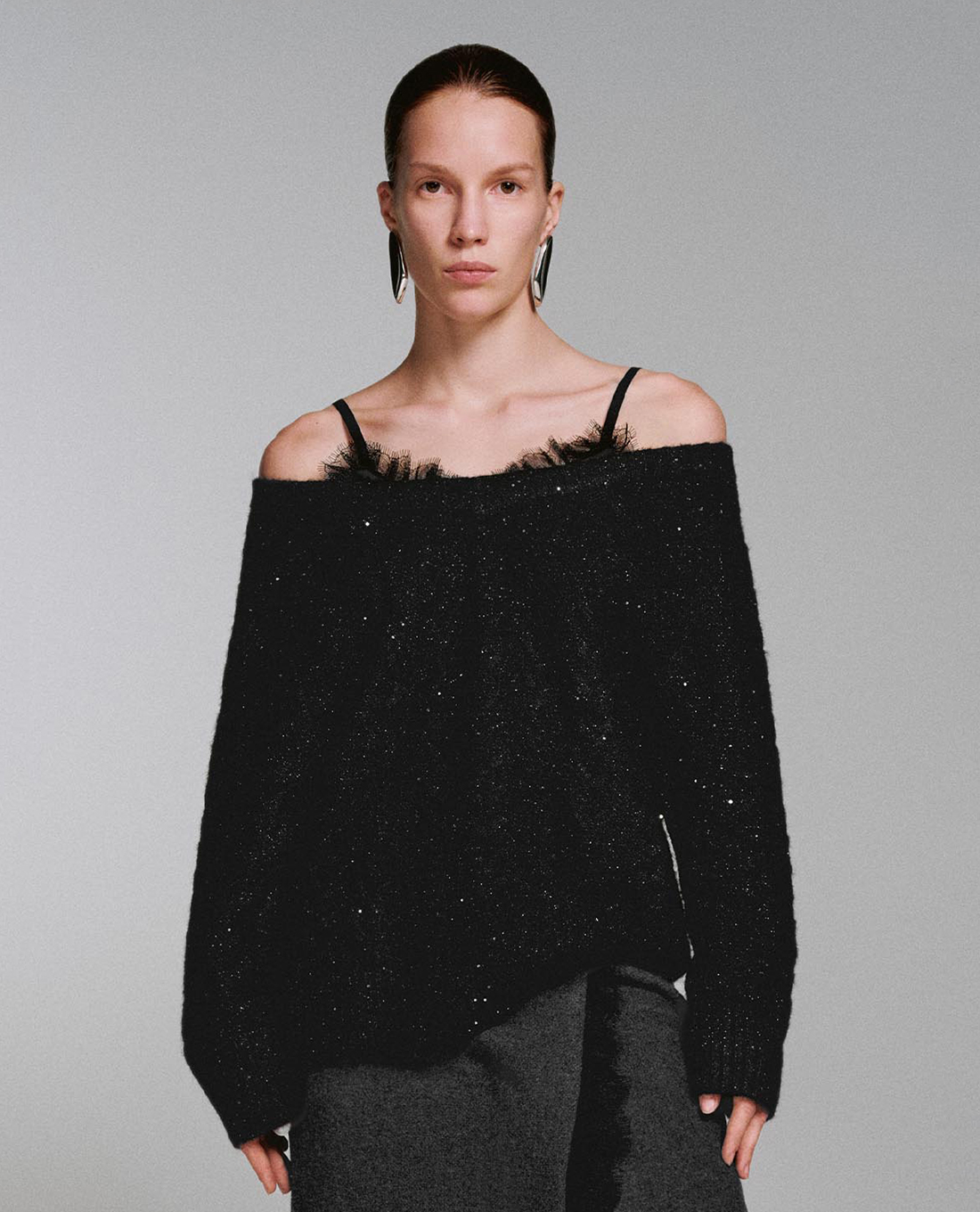 URBAN REVIVO - Áo dệt kim nữ trễ vai ánh kim