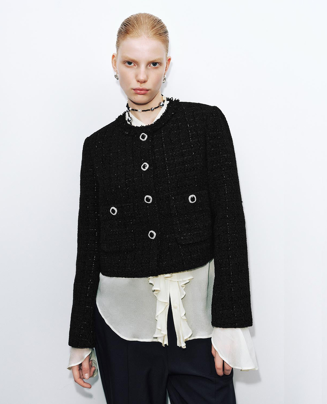 URBAN REVIVO - Áo khoác tweed nữ phom croptop phối nút