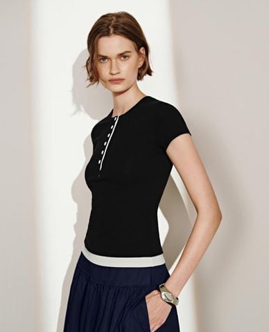  URBAN REVIVO - Áo thun nữ cổ tròn tay ngắn phối nút 