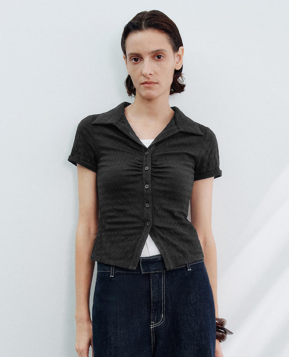 URBAN REVIVO - Áo dệt kim nữ cổ bẻ tay ngắn phối nút