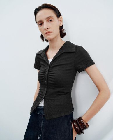  URBAN REVIVO - Áo dệt kim nữ cổ bẻ tay ngắn phối nút 