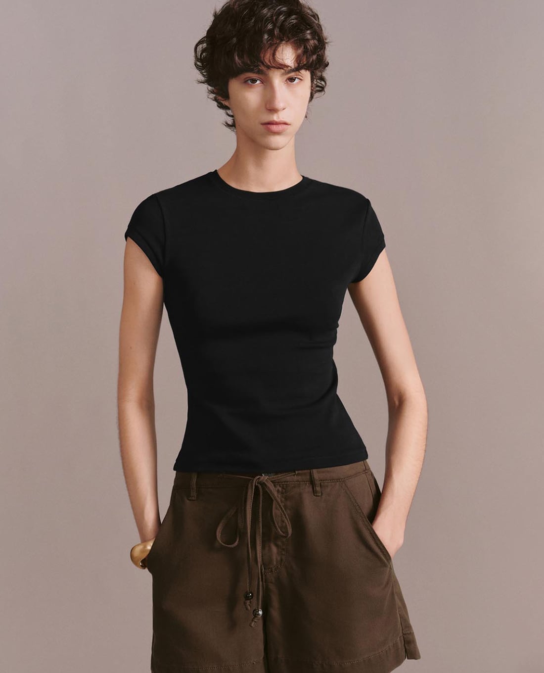 URBAN REVIVO - Áo thun nữ cổ tròn tay ngắn phom ôm