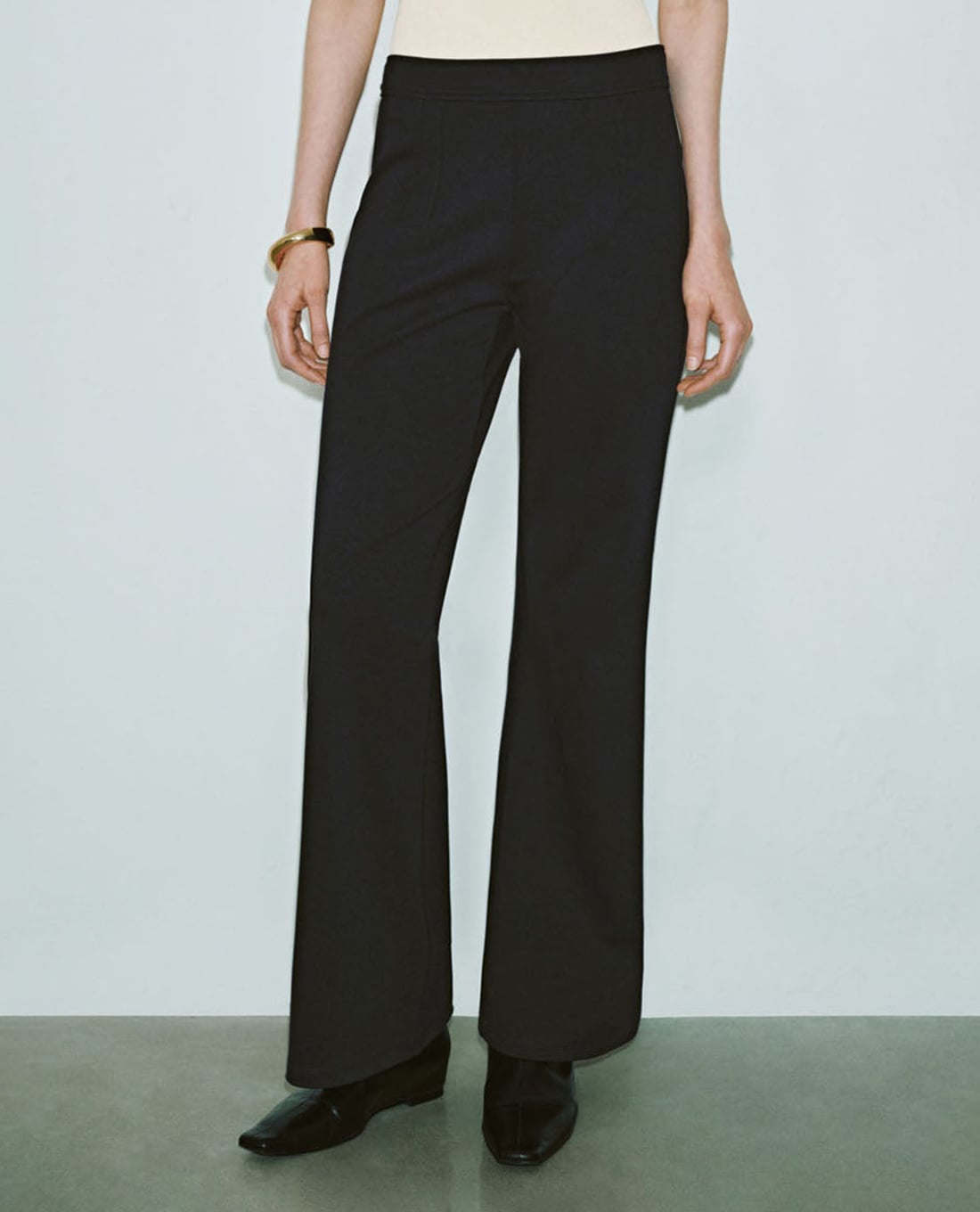 URBAN REVIVO - Quần nữ ống loe lưng cao thanh lịch