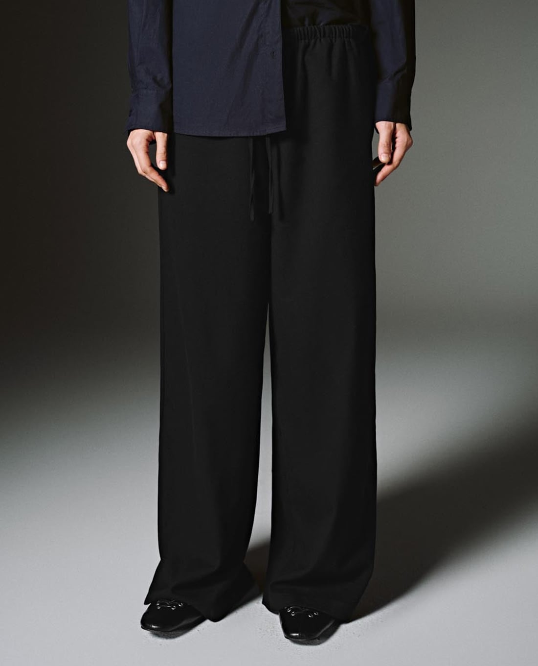 URBAN REVIVO - Quần nữ ống rộng lưng thun phối dây rút