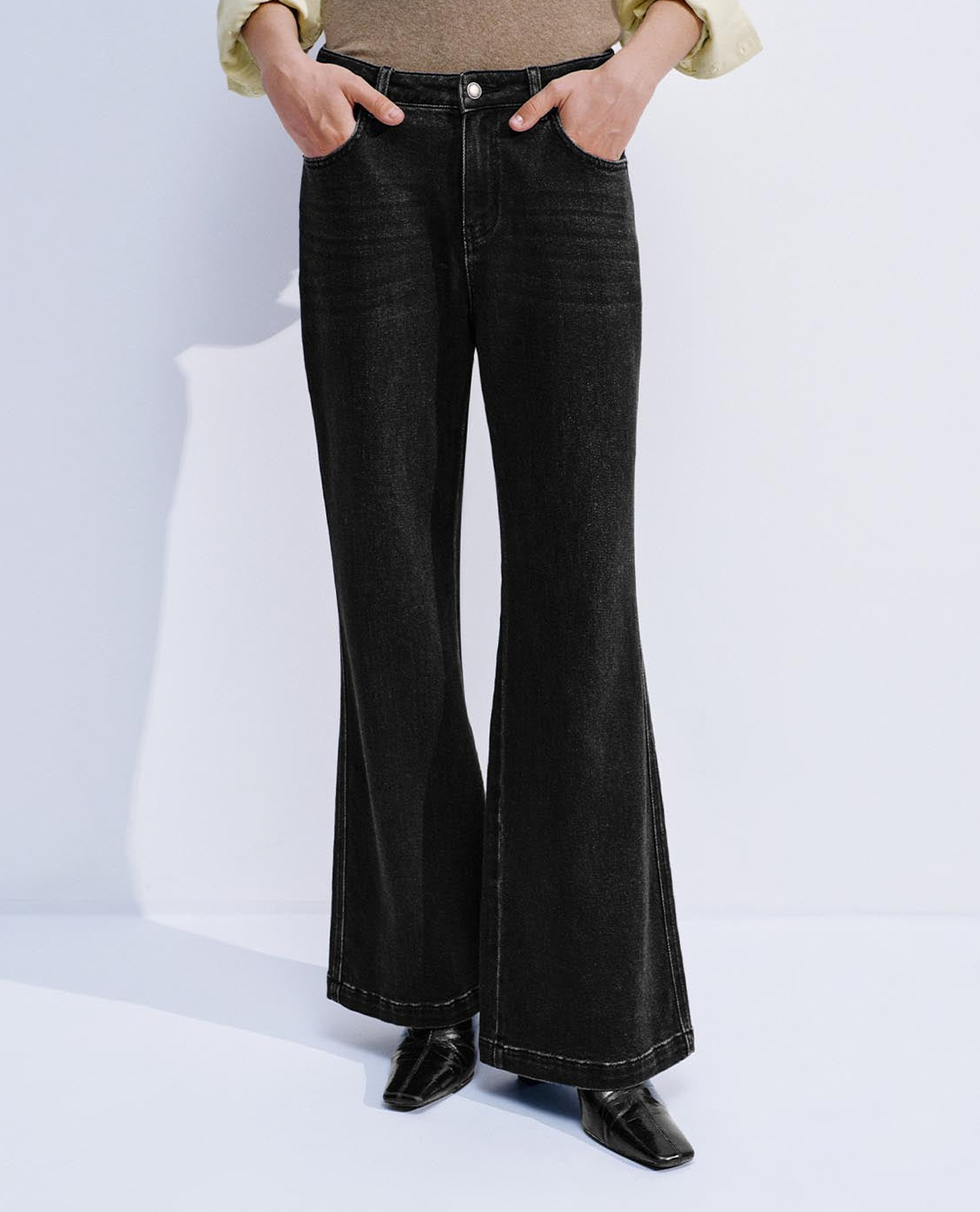 URBAN REVIVO - Quần jeans nữ ống loe hiện đại