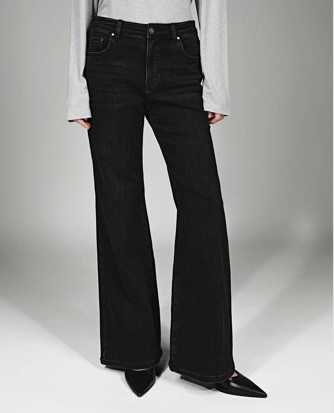 URBAN REVIVO - Quần jeans nữ ống loe phối túi