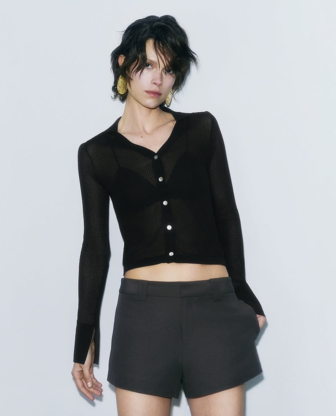 URBAN REVIVO - Áo dệt kim nữ tay dài phom croptop