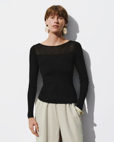  URBAN REVIVO - Áo dệt kim nữ cổ thuyền tay dài phom ôm 